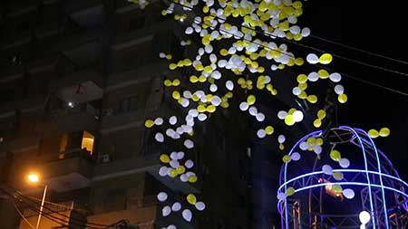 Globos en el cielo en lugar de ráfagas de fuego